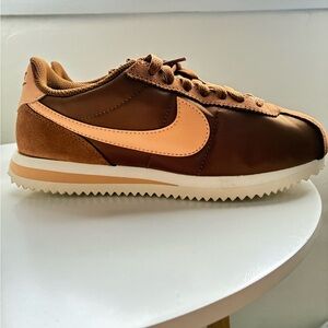 Nike Women's Brown and Peach Sneakers NWOT